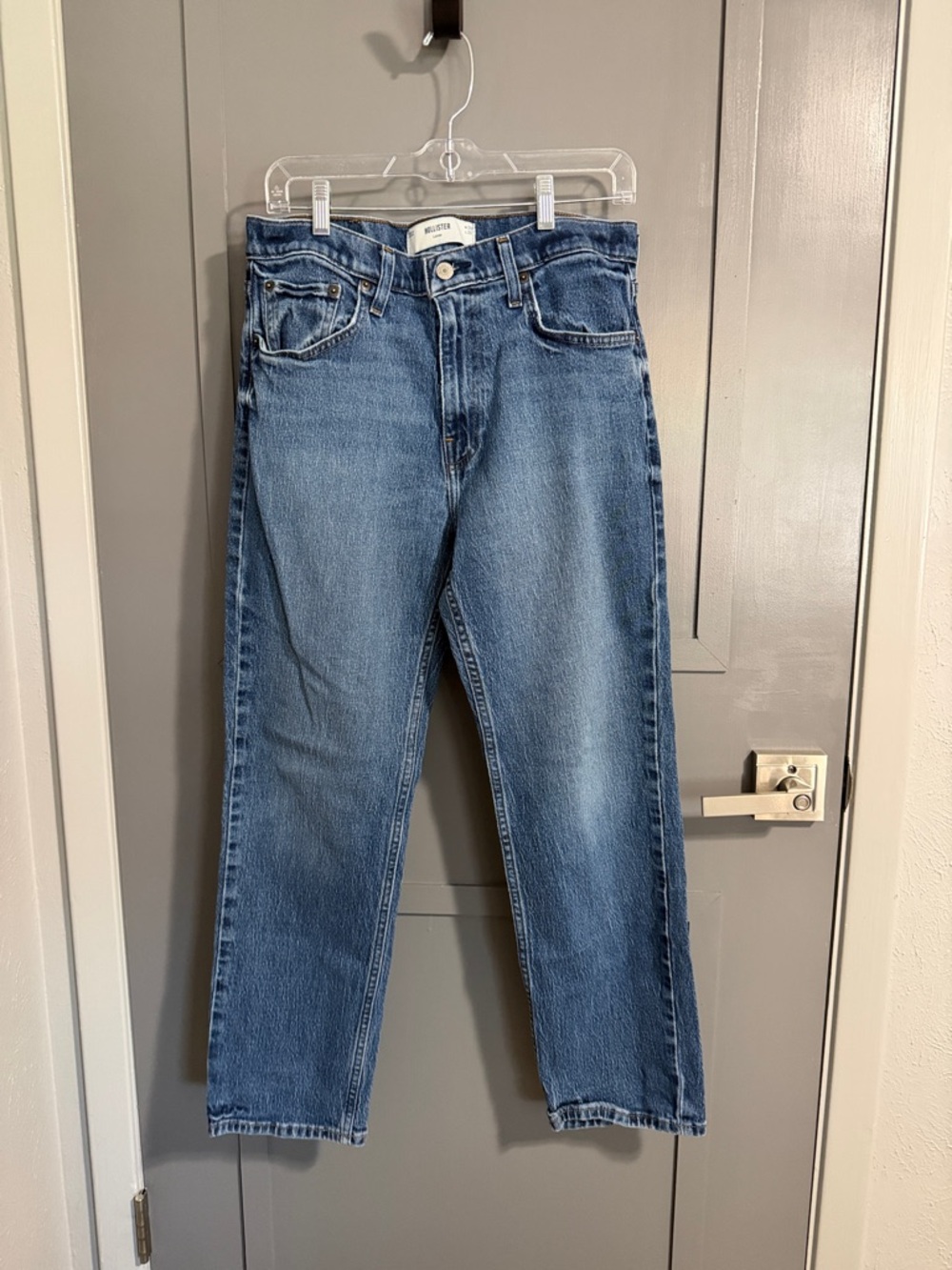 Hollister Men's Loose Jeans in Medium Blue Wash